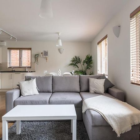 Bright 2Br Apartment - 2 Free Parking Spaces - Near Lgw Airport Crawley  Exterior foto