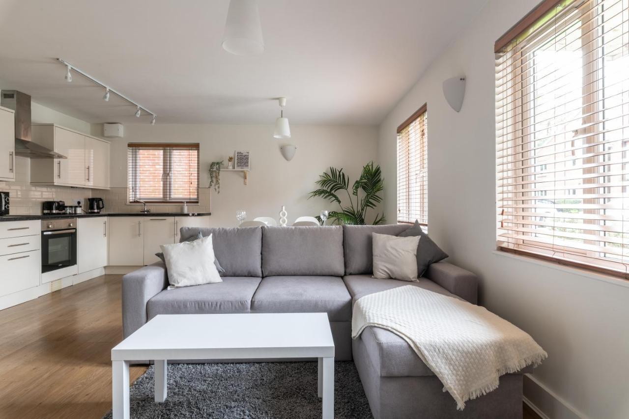 Bright 2Br Apartment - 2 Free Parking Spaces - Near Lgw Airport Crawley  Exterior foto